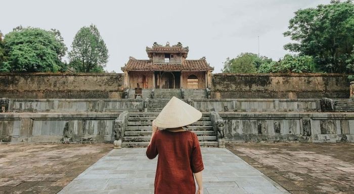 AN INSIDE GUIDE HUE TOMBS